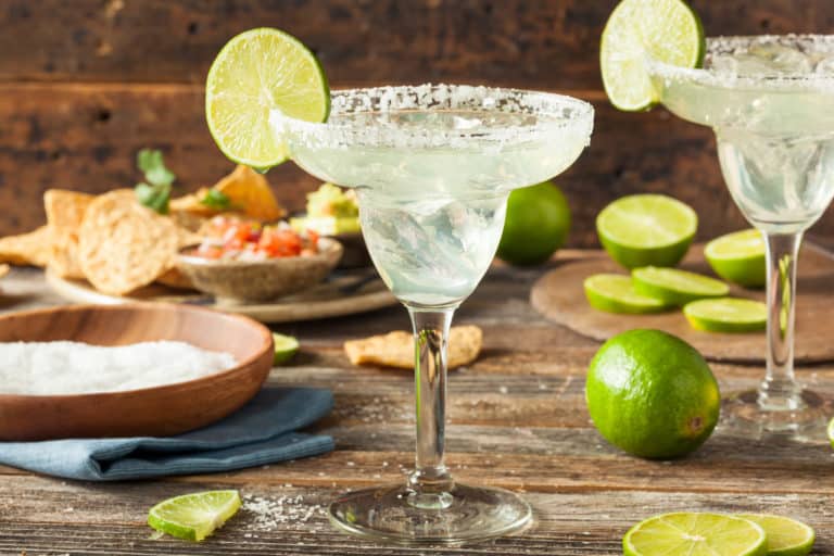 Une margarita avec une rondelle de citron vert