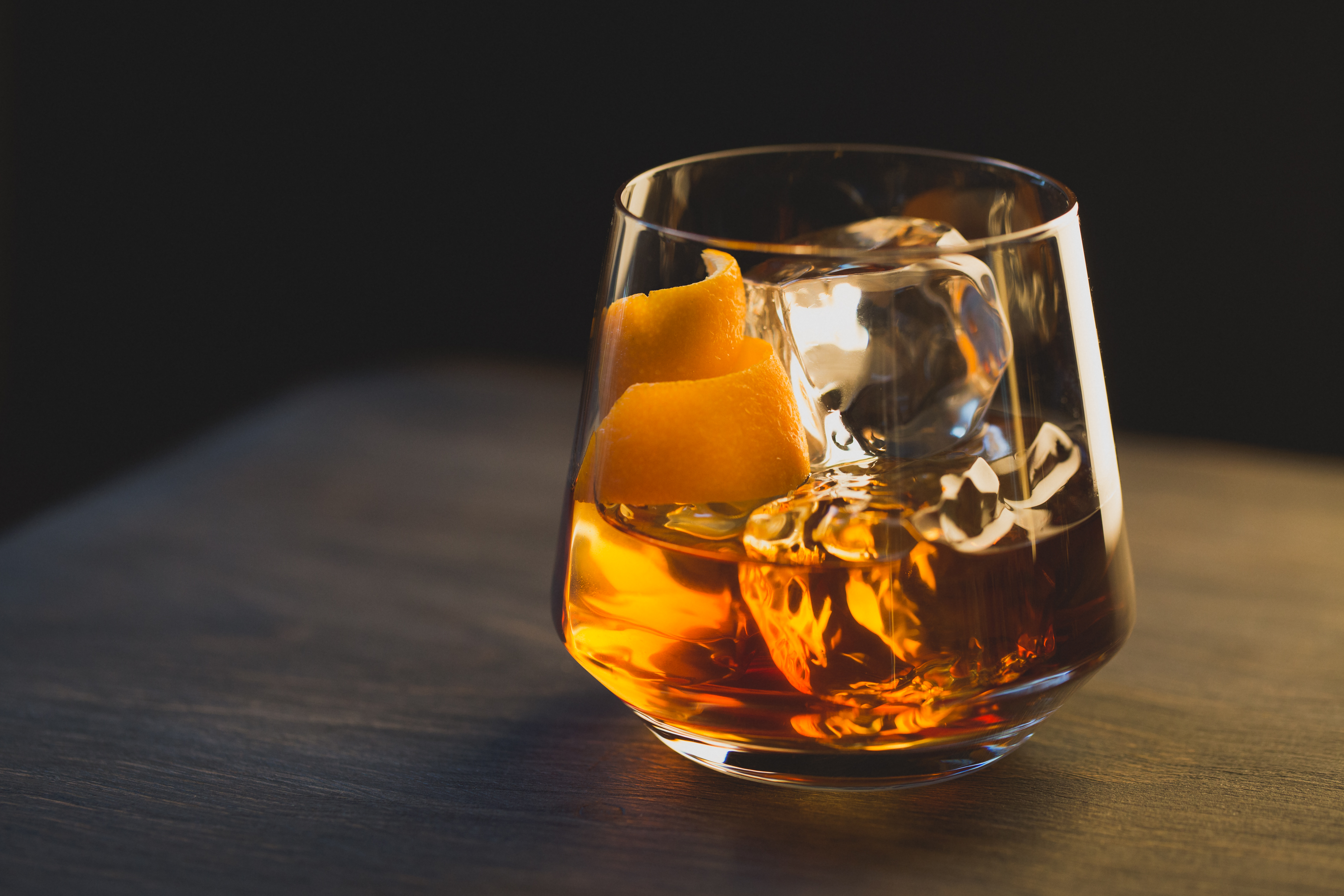 Un cocktail Old Fashioned garni d'un zeste d'orange