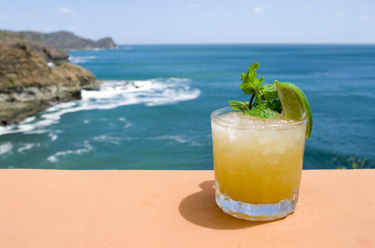 Un Mai Tai, cocktail tropical au rhum avec vue sur la plage