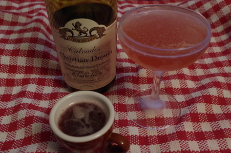 Une bouteille de calvados Drouin et un Jack Rose