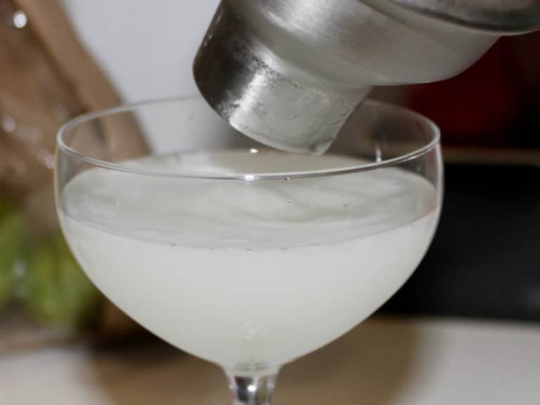 Un daiquiri préparé au shaker, versé dans une coupette