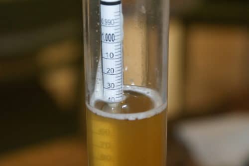 Un densimètre pour mesurer le degré d'alcool