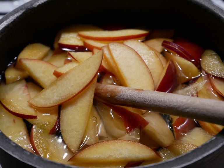 Des pêches cuisent dans du sirop
