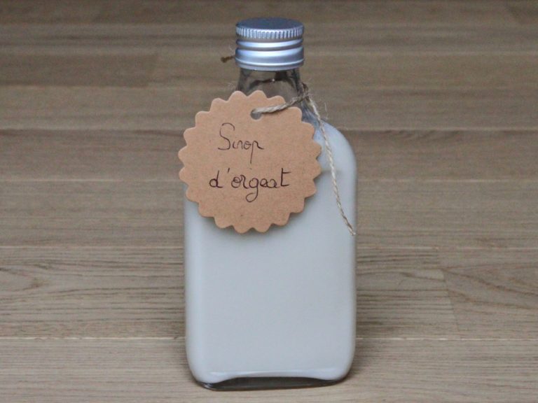 une bouteille de sirop d'orgeat, à base de lait d'amande, de sucre, arôme d'amande amère et fleur d'oranger