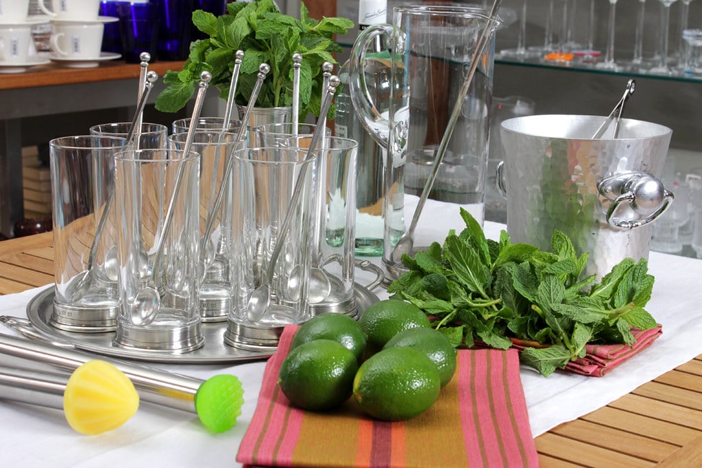 Des verres à mojitos, des citrons verts, de la menthe, pour préparer un mojito pour 20 personnes
