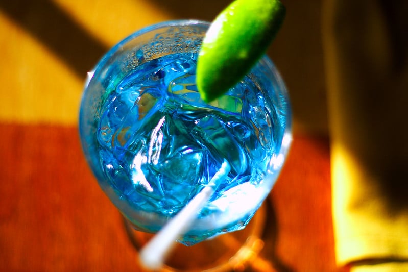 Une margarita préparée avec du curaçao bleu.