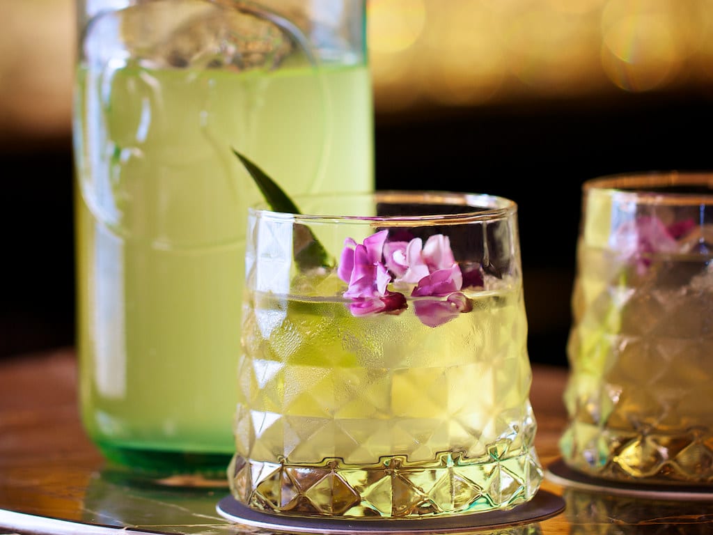 Un verre de sangria blanche