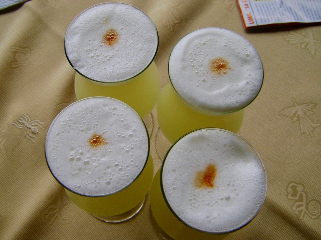 quatre pisco sours avec un trait d'angostura bitters