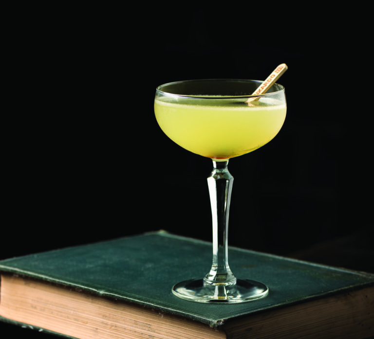 Un cocktail 20th Century posé sur un livre