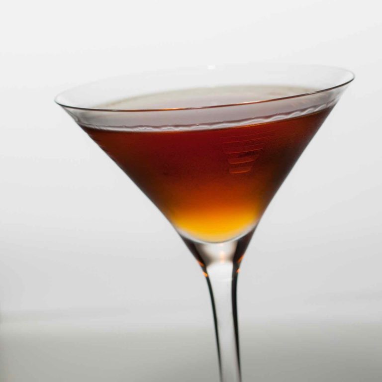 Un Hanky Panky servi dans un verre à Martini
