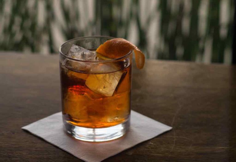 Un cocktail vieux carré au whisky de seigle et au coganc