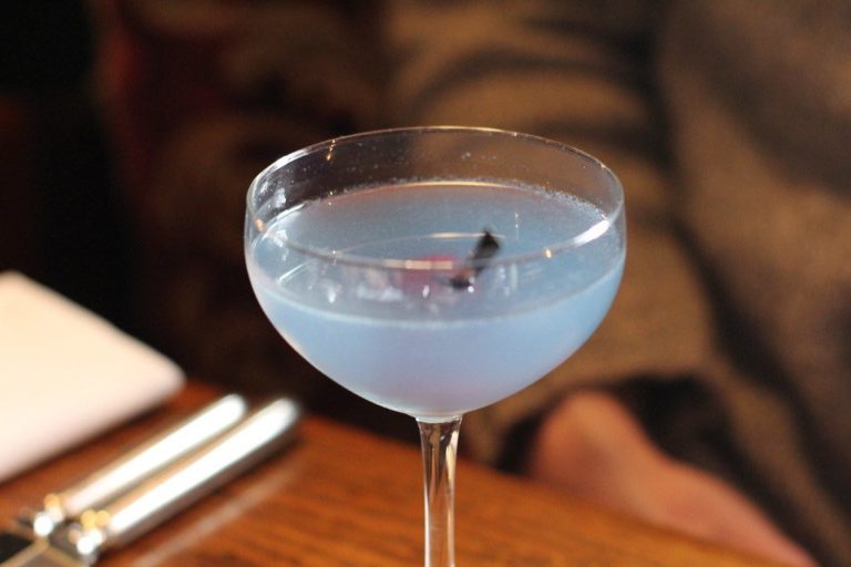 Aviation cocktail et sa teinte bleutée qui rappelle le ciel