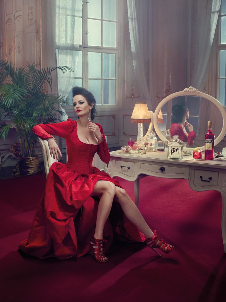 Eva Green buvant un Negroni
