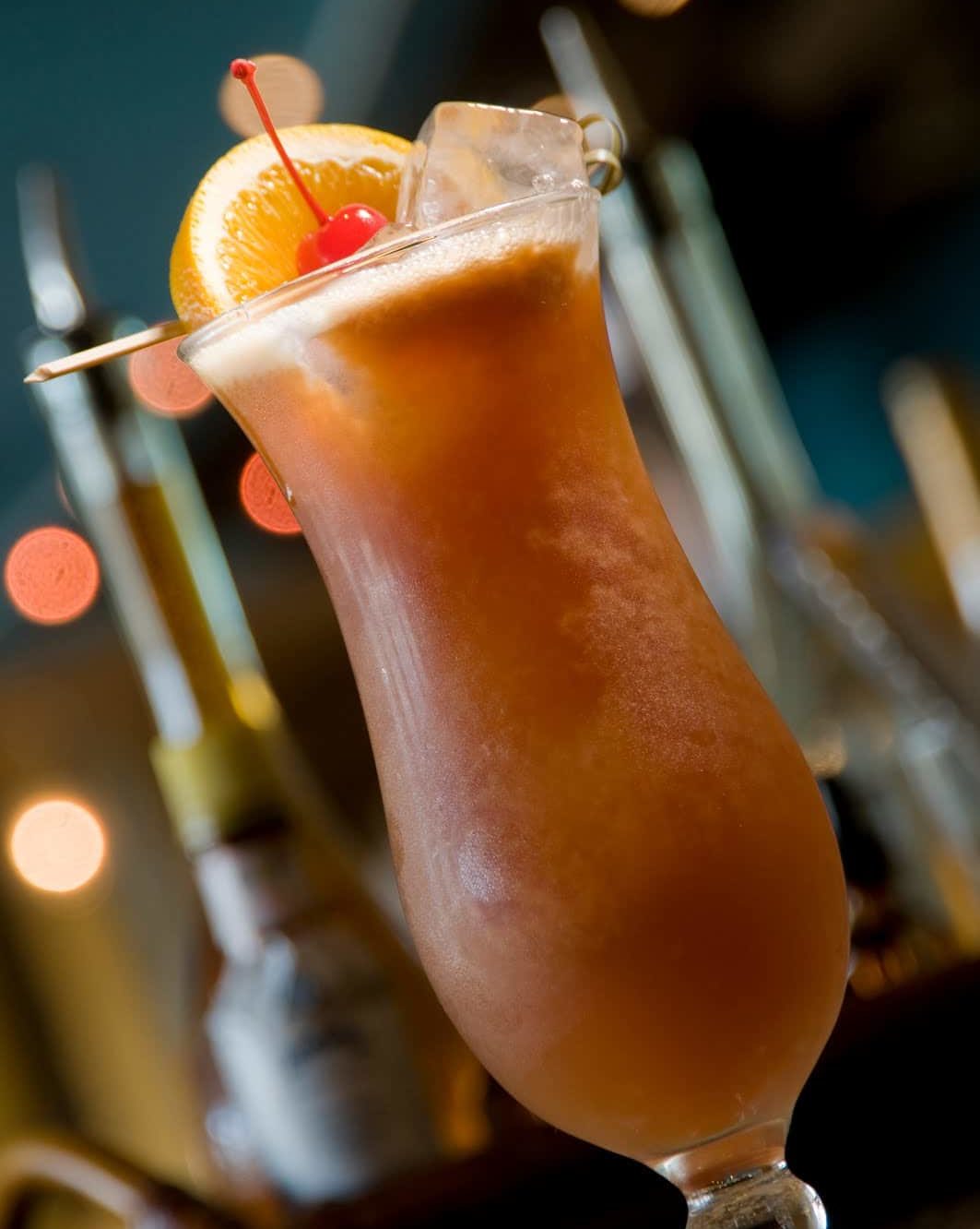 Un verre de cocktail Hurricane, garni dune tranche de citron et une cerise au marasquin mauvaise version)