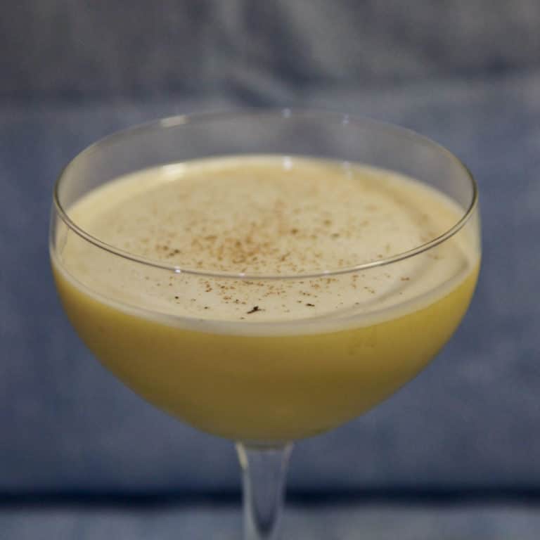 Un Rum Flip avec un peu de noix de muscade sur le dessus