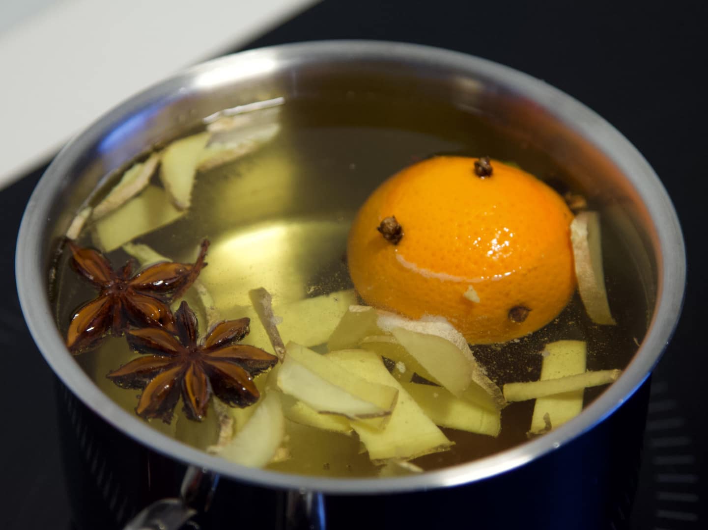 Une préparation de vin chaud à base de vin blanc