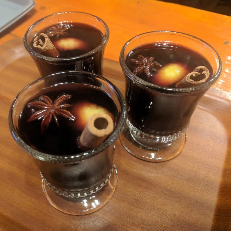 Des verres de vin chaud garnis de badiane et cannelle