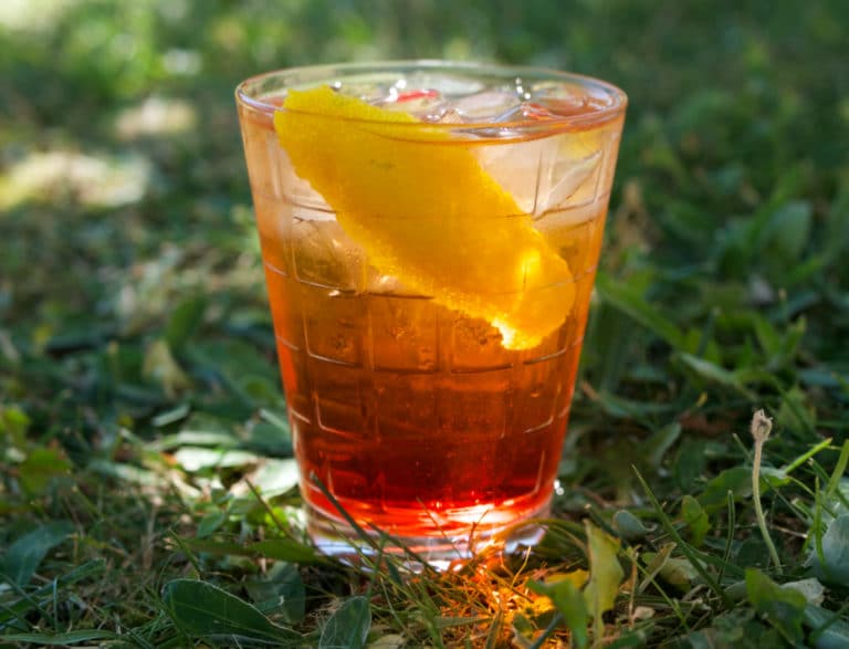 Bitter Mai Tai posé sur l'herbe