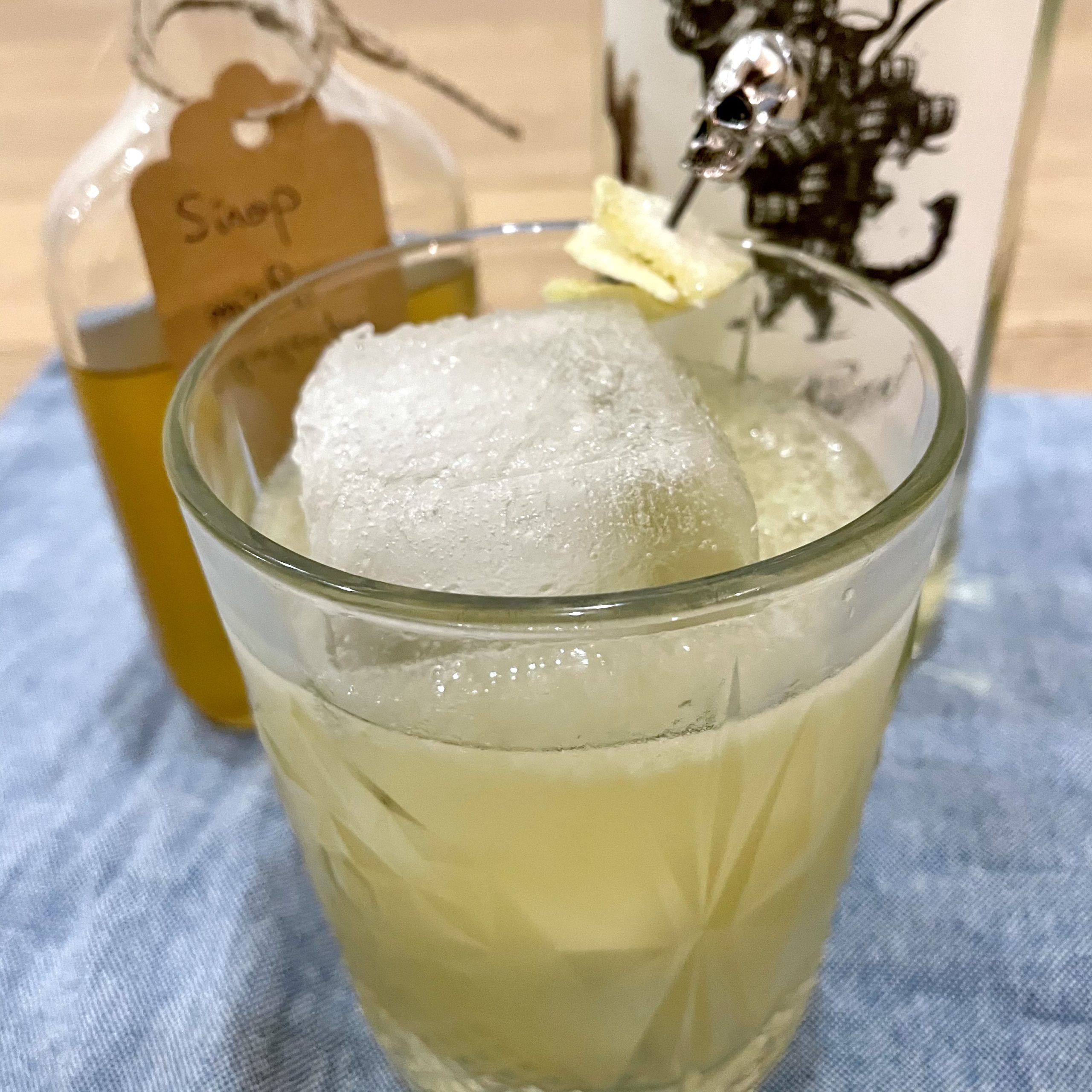 Un Penicillin garni de gingembre confit maison sur une pique