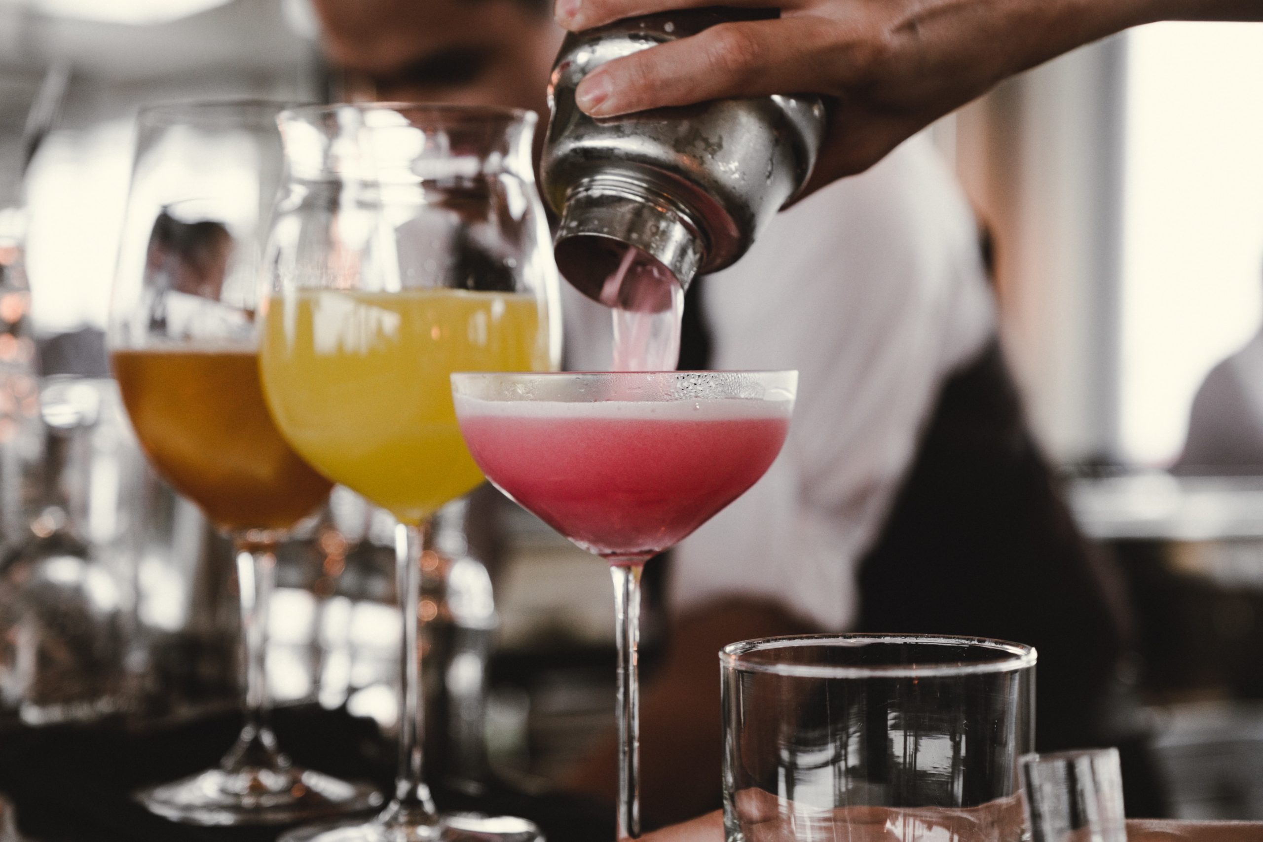 Des cocktails préparés au shaker