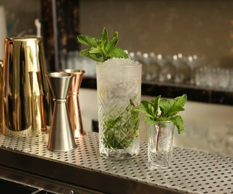 Un verre de Mojito posé sur le bar