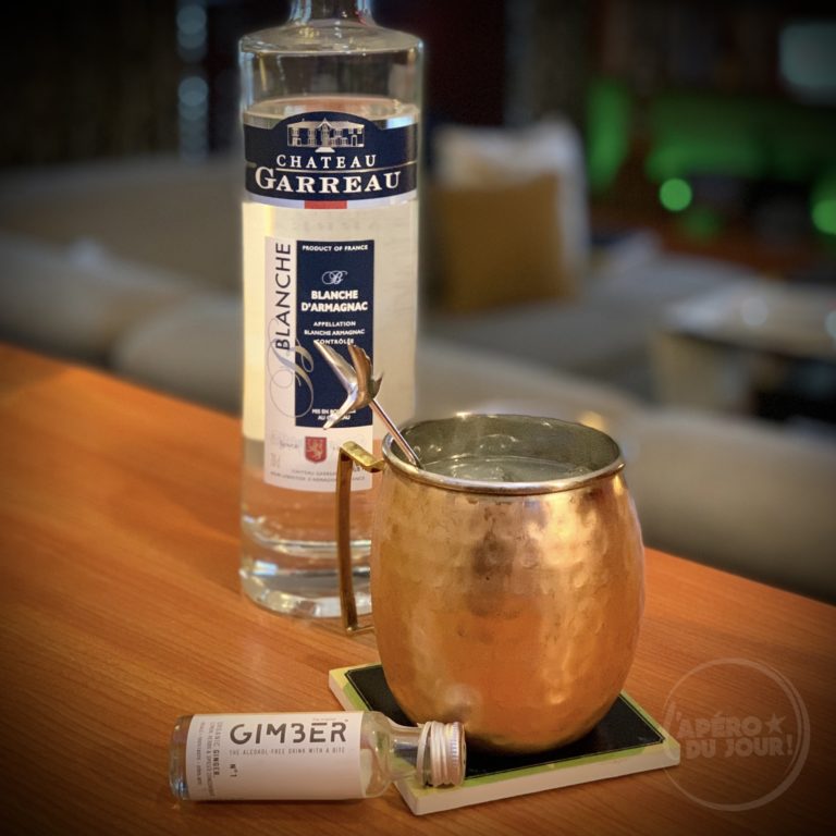 Une Condom Mule devant sa bouteille d'Armagnac Château Garreau