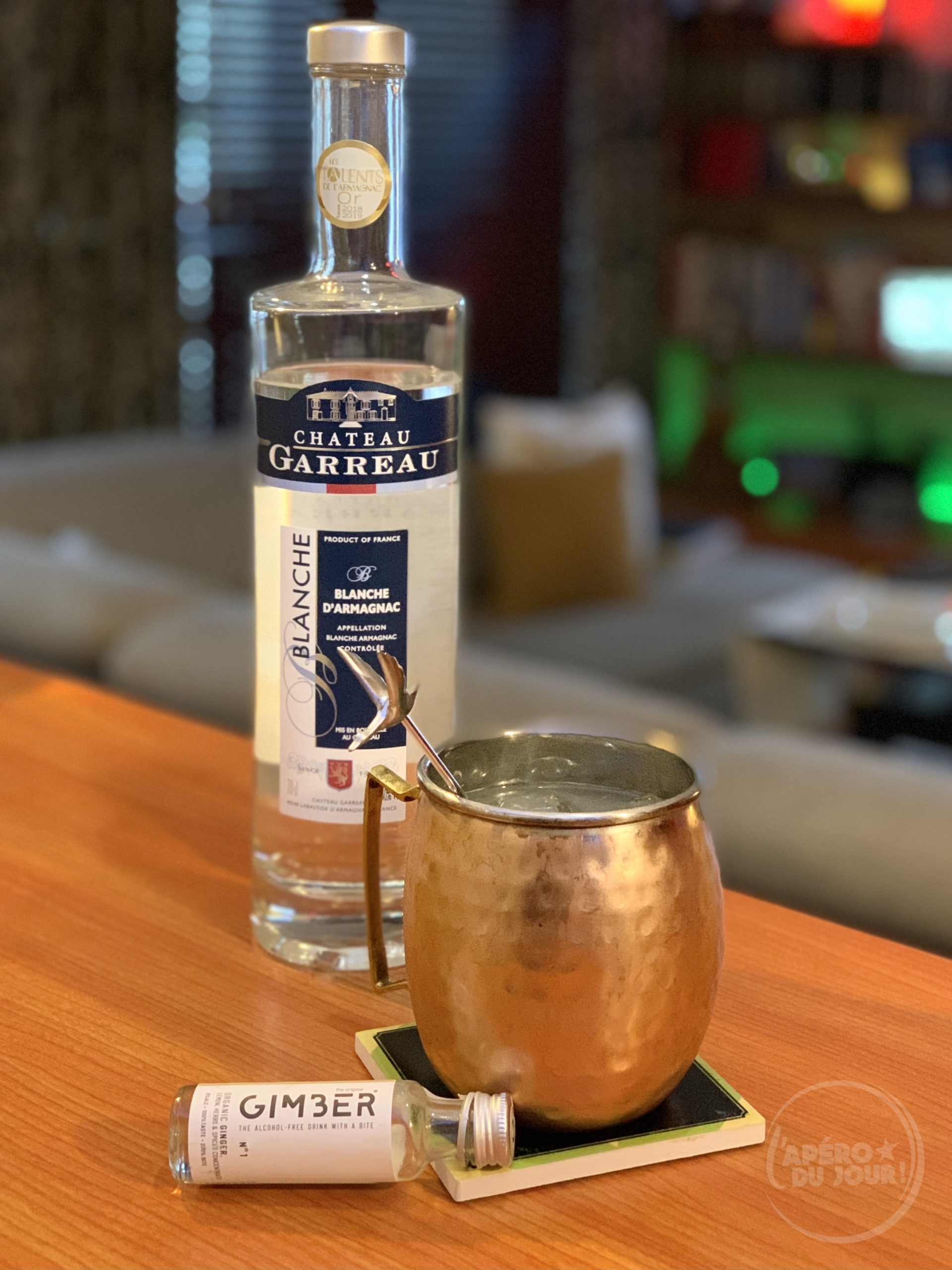 Une Condom Mule devant sa bouteille d'Armagnac Château Garreau