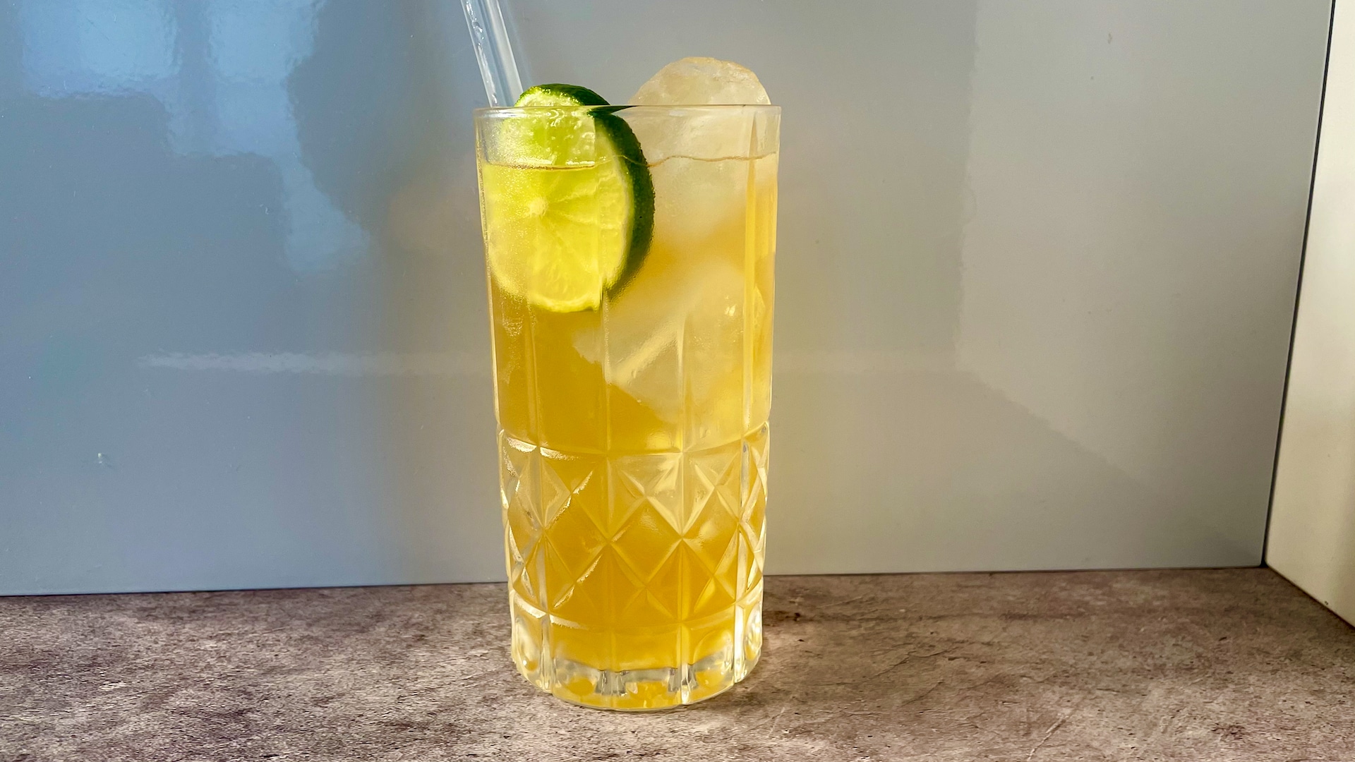 Un Dark 'n' Stormy au rhum Gosling et à la Ginger Beer, garni d'une rondelle de citron vert