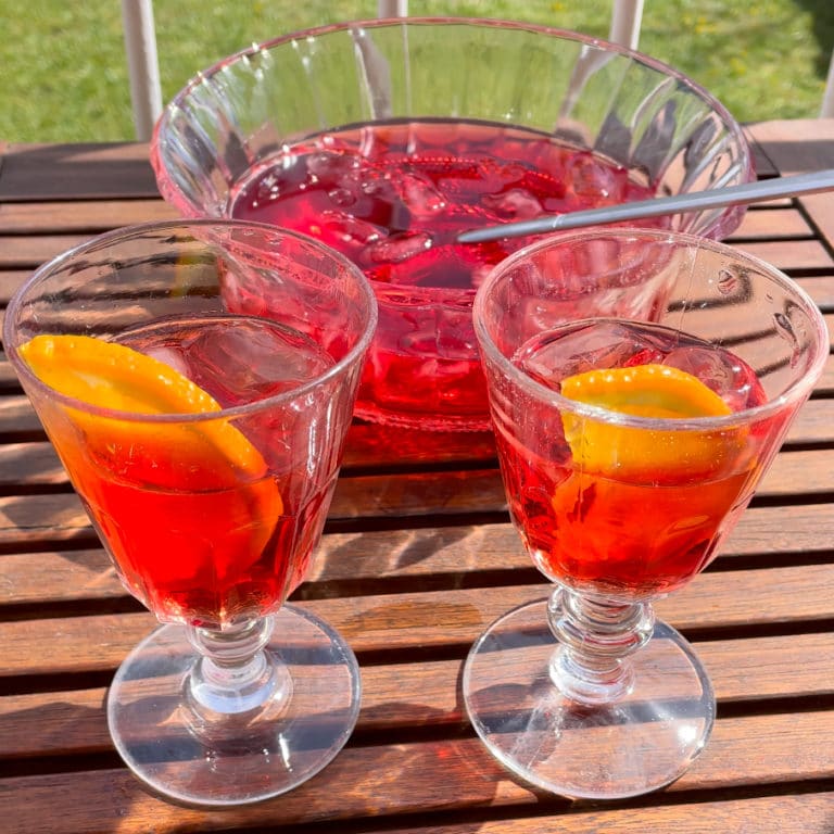 Deux verrres et un saladier de Campari Spritz