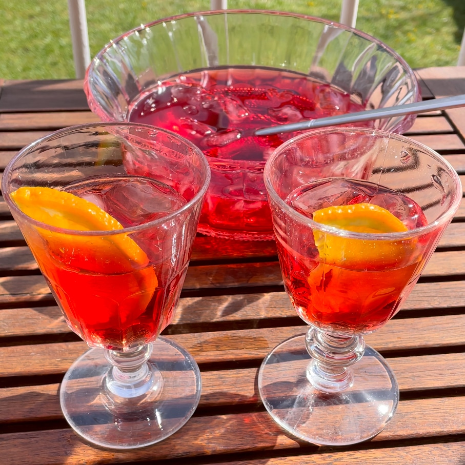 Deux verrres et un saladier de Campari Spritz