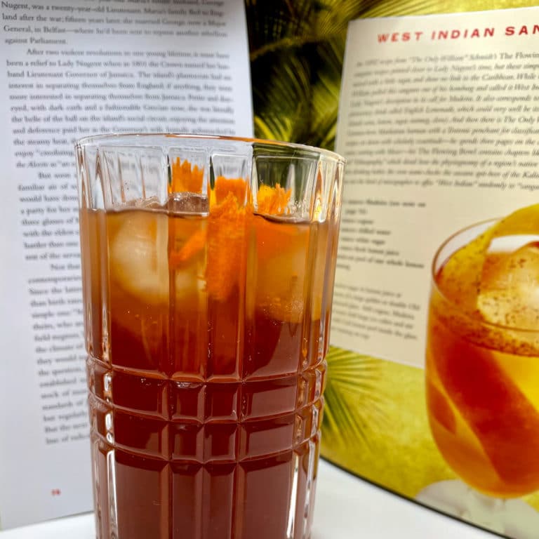 Un West Indian Sangaree devant sa recette dans le livre Potions of the Caribbean