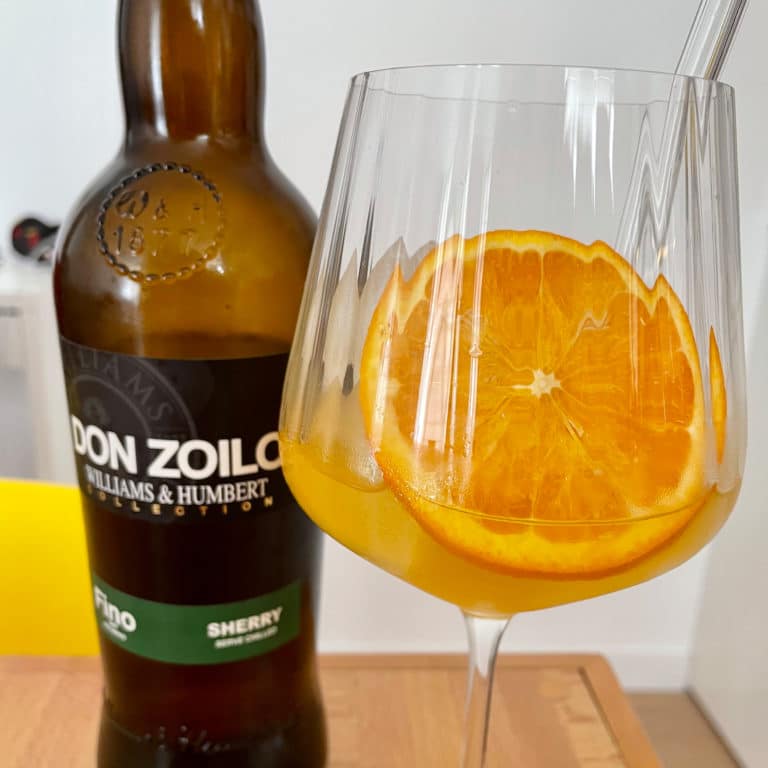 Un Sherry Cobbler et une bouteille de sherry fino