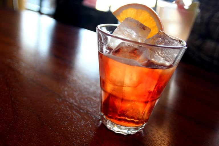 Un Negroni Sbagliato dans un verre Rocks
