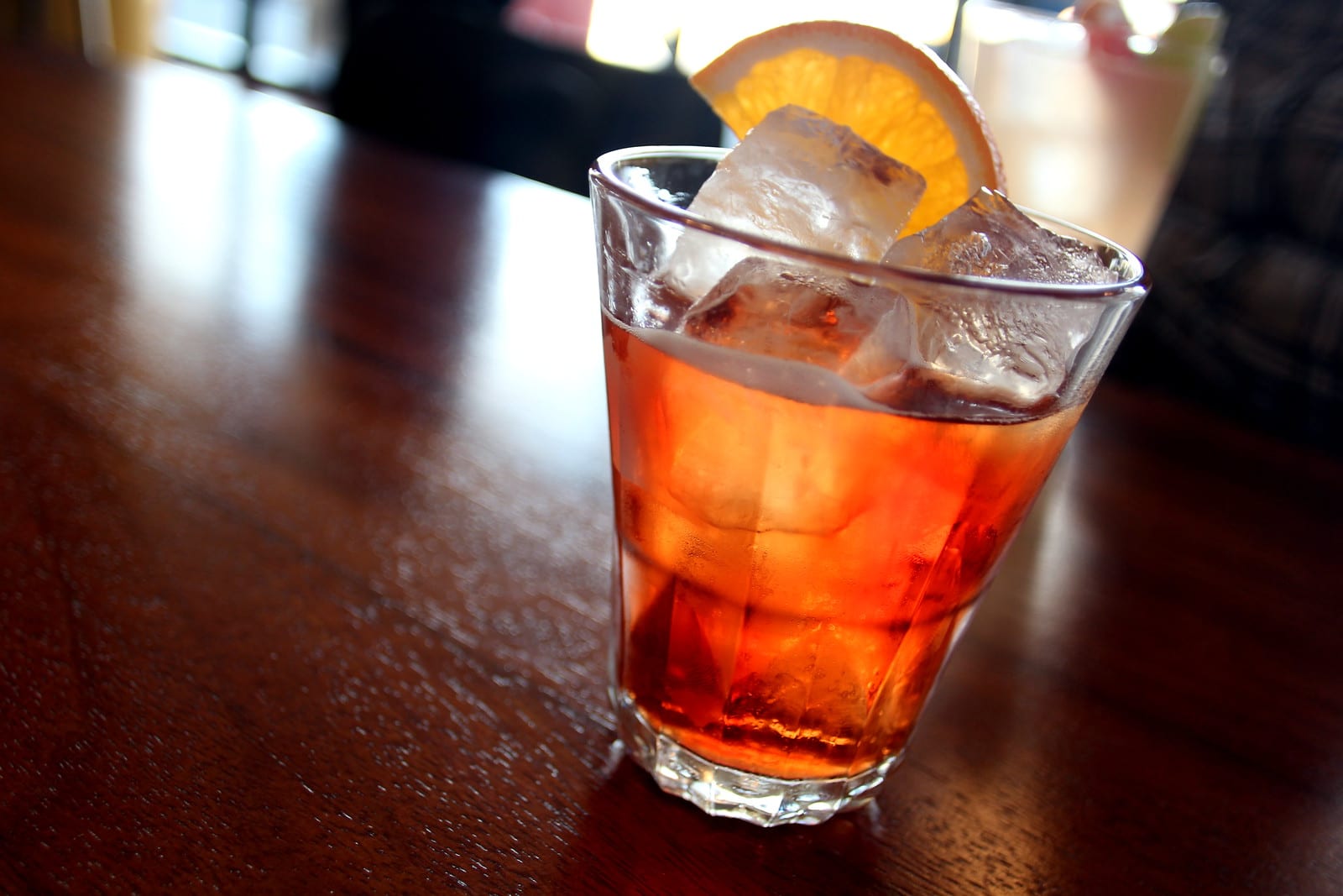 Un Negroni Sbagliato dans un verre Rocks