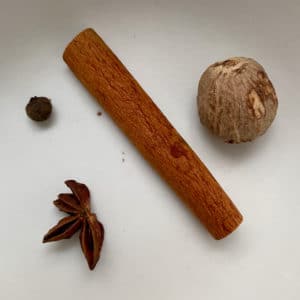 Cannelle, anis étoilé, muscade et poivre de la Jamaïque