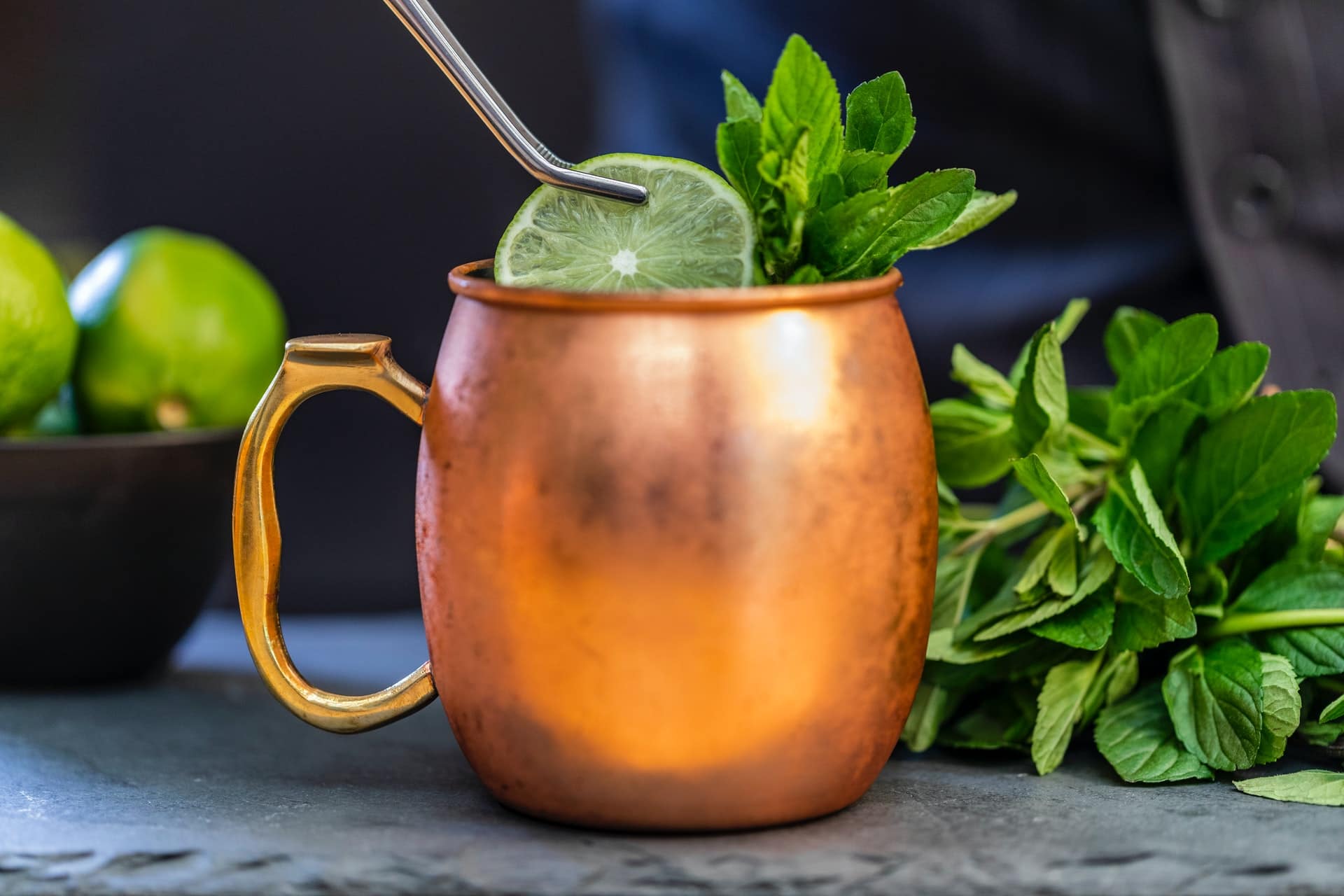 Un mug en cuivre contenant une London Mule