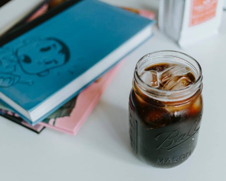Un café infusé à froid posé sur une table