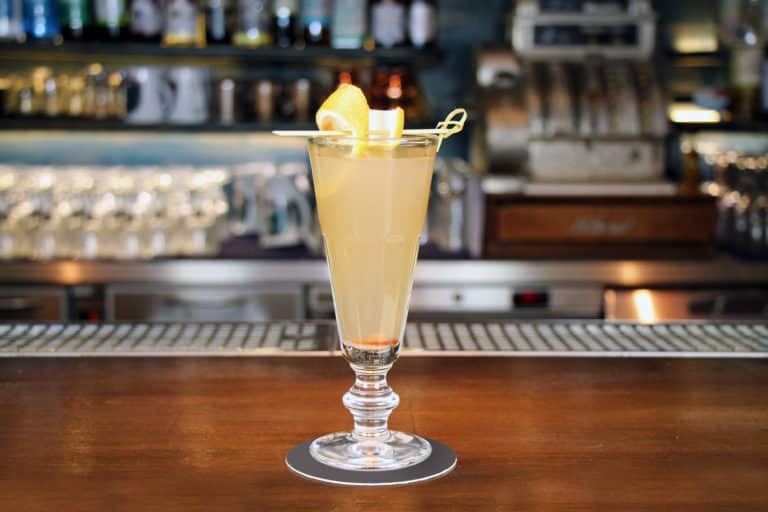 Death in the Afternoon Cocktail au comptoir du bar.