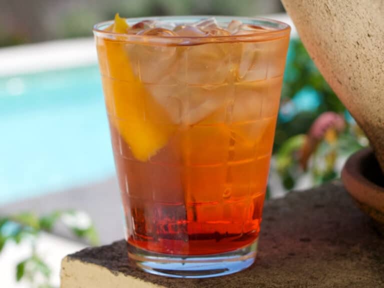 Un verre de Negroni très frais avec son zeste d'orange